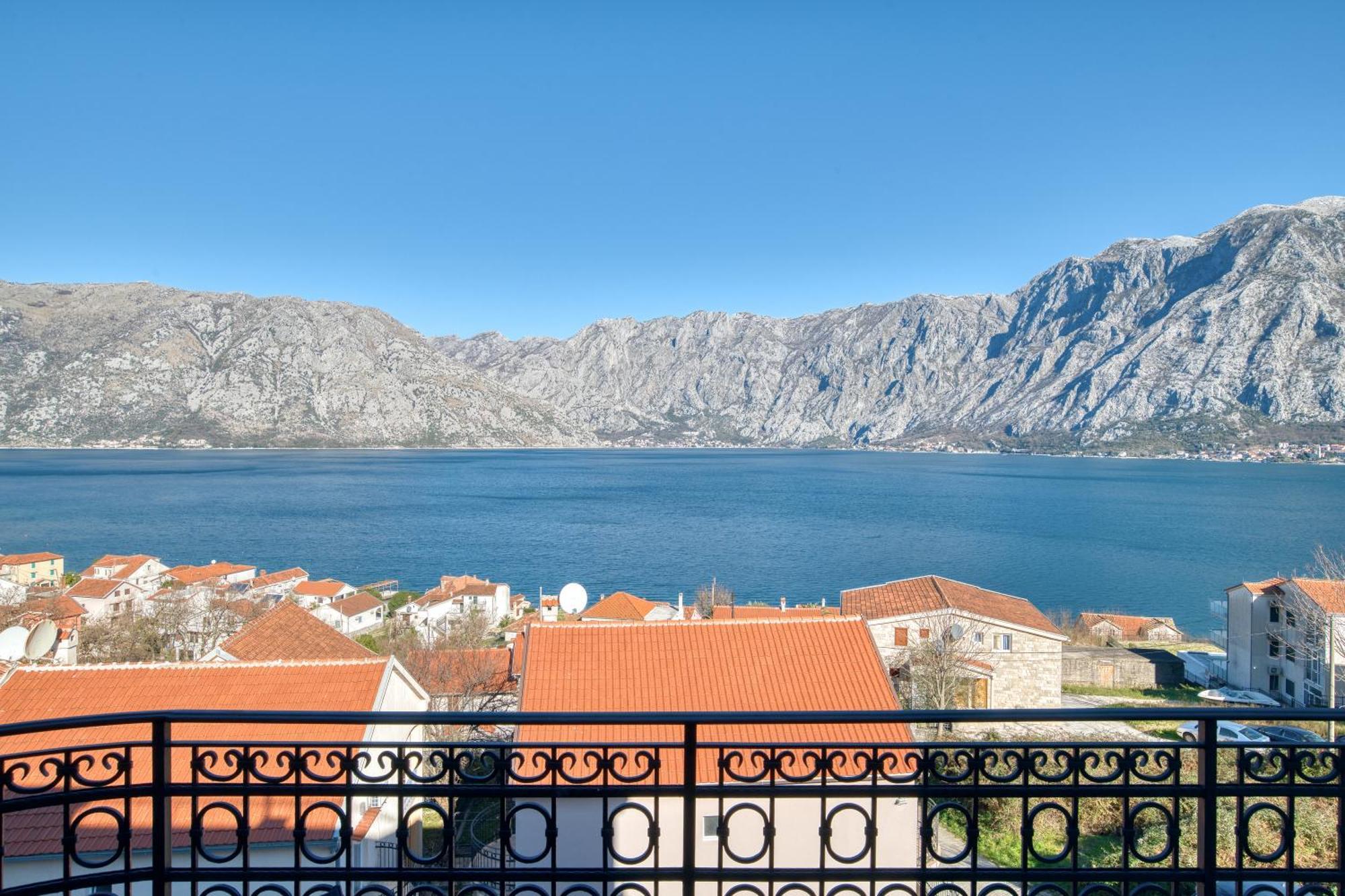 Luxurious 3-Bedroom Apartment By Mn Property Kotor Exterior photo